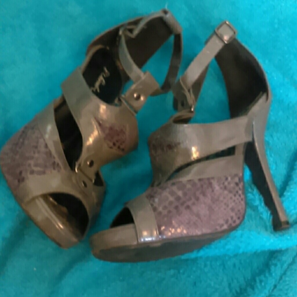 Unusual Yet Classy Platform Heels - Picture 4 of 7